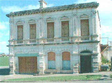 Junction Hotel in 2004 (Guy Williams, New Zealand Historic Places Trust)