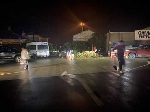 Community collecting sandbags