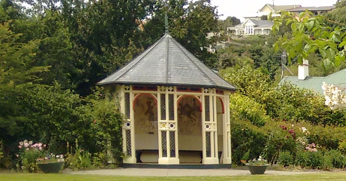 Elderslie summer house