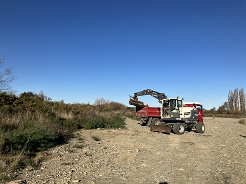 Whitestone Contracting removing fly-tipping